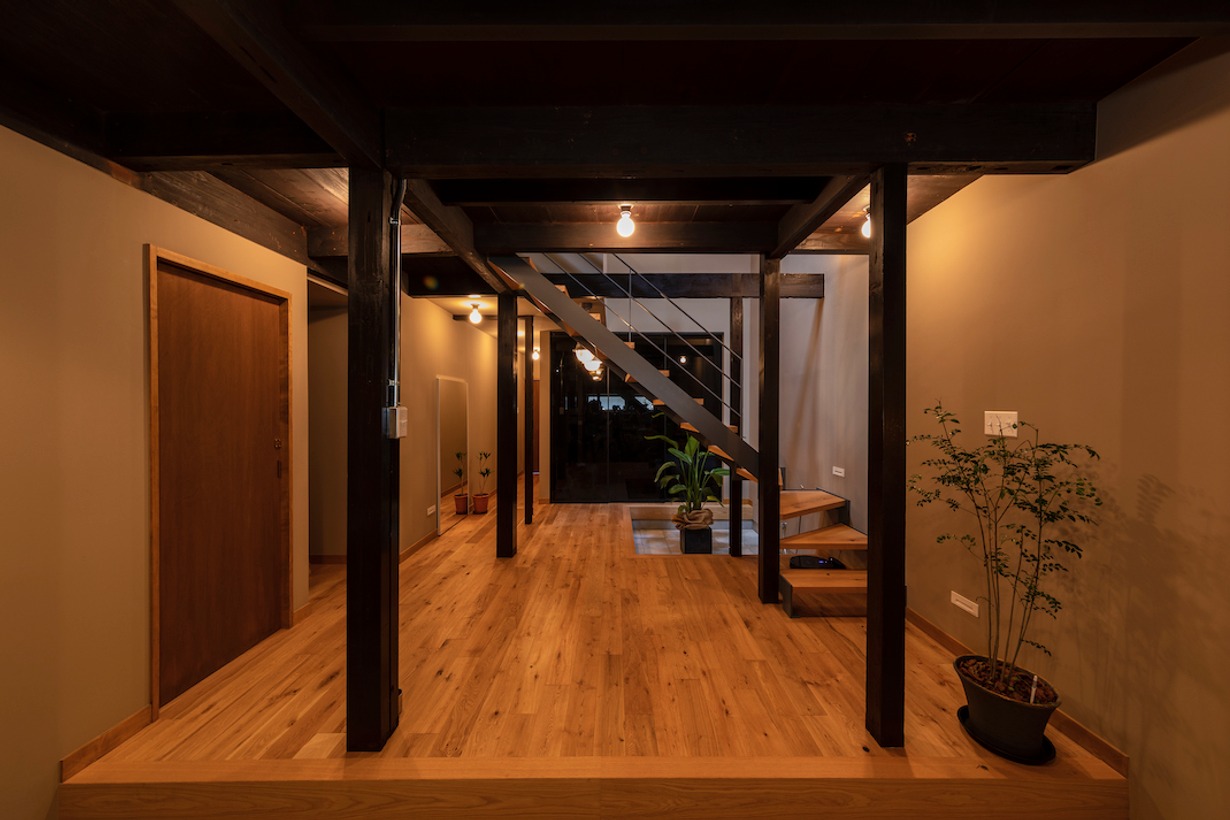 DOMA×NAKA-NIWAの土間と階段、既存の柱と梁を生かした木造住宅の室内