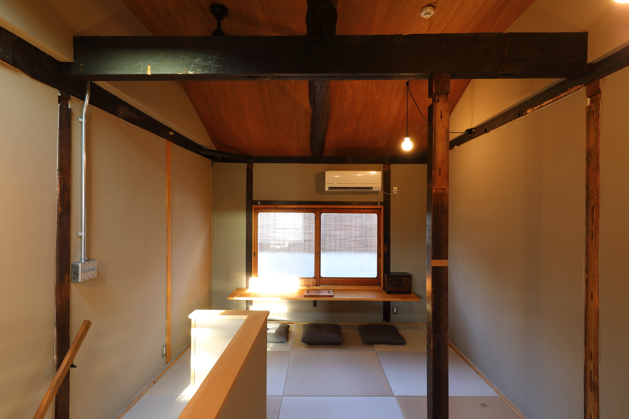 長屋の真ん中ハウスの梁と柱を見せた2階の畳空間と窓辺
